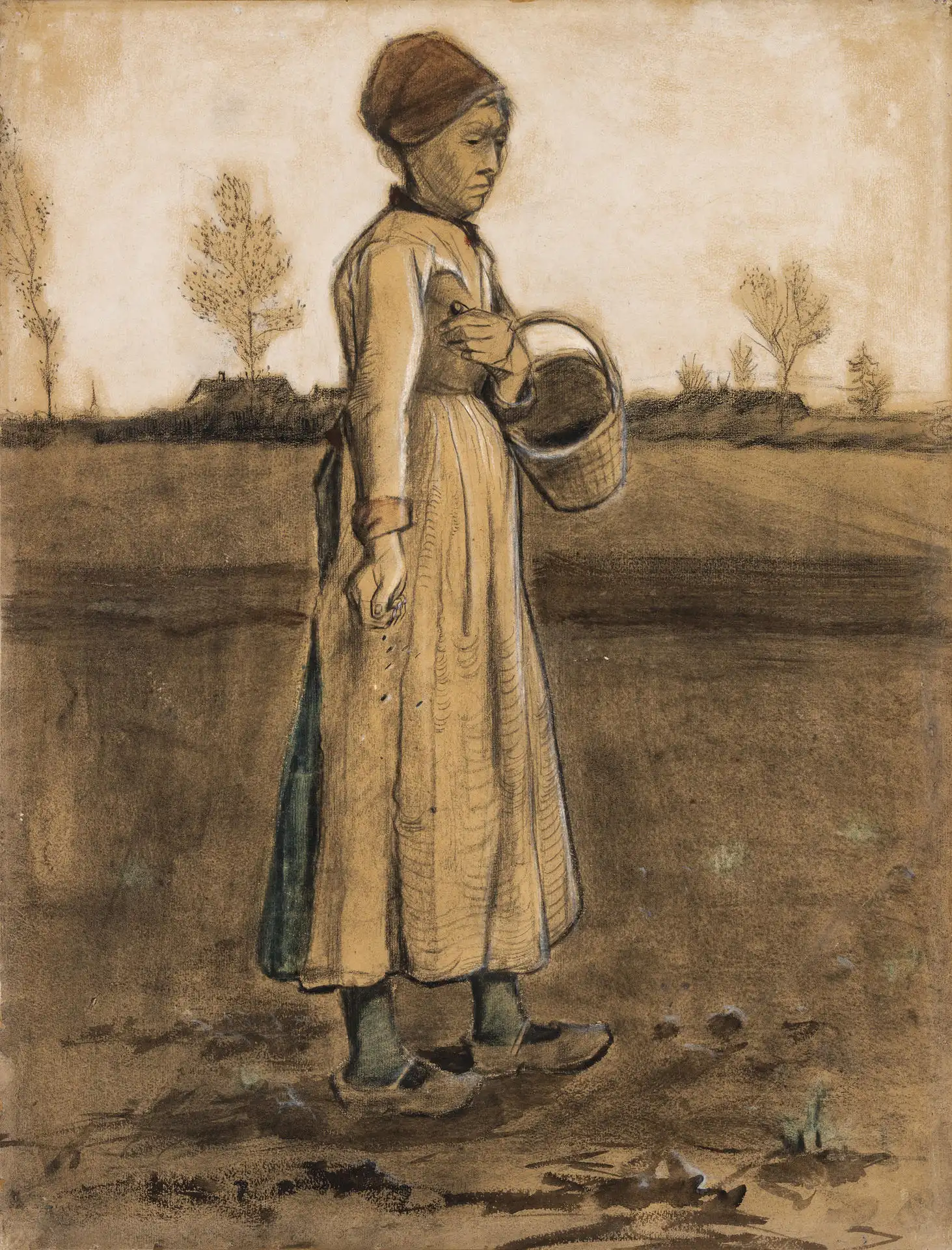 Campesina de pie con un canasto, en un campo arado.